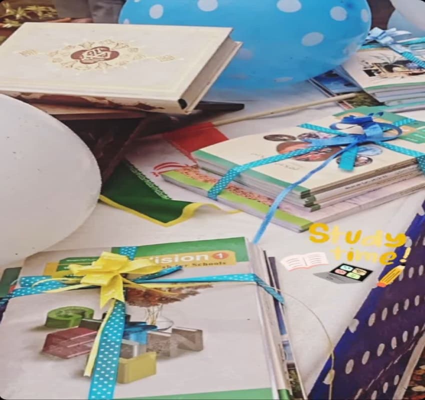 اهدای کتب درسی به دانش اموزان عزیز